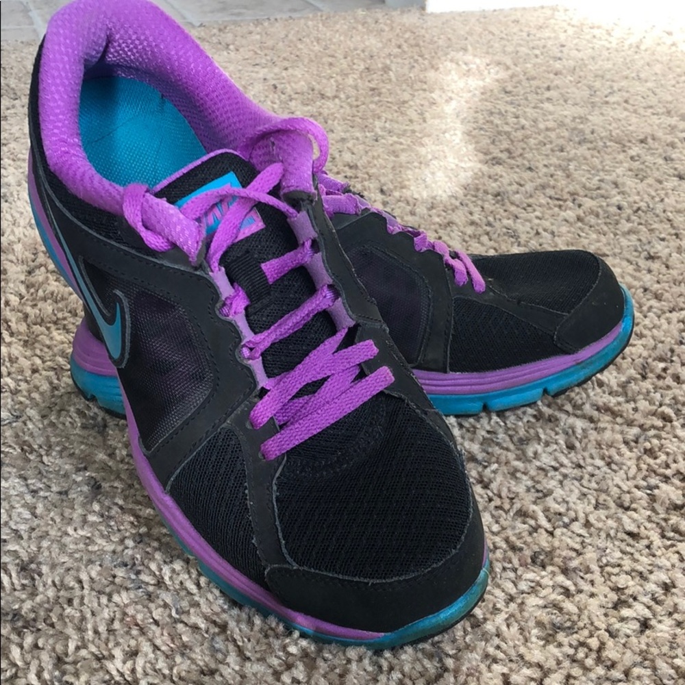 Tennis shoes